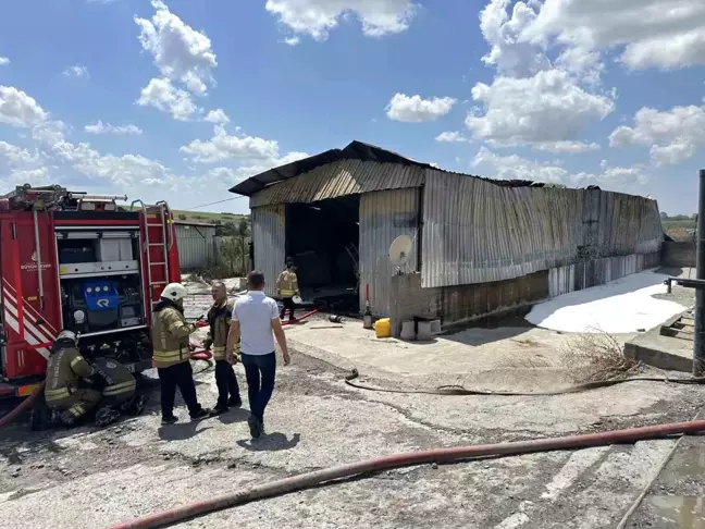 Arnavutköy'de bir boya deposunda yangın çıktı