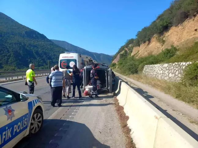 Amasya'da hafif ticari araç kaza yaptı: 3 yaralı