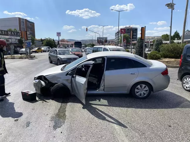 Manisa'da kavşakta otomobil çarpışması: 2 yaralı