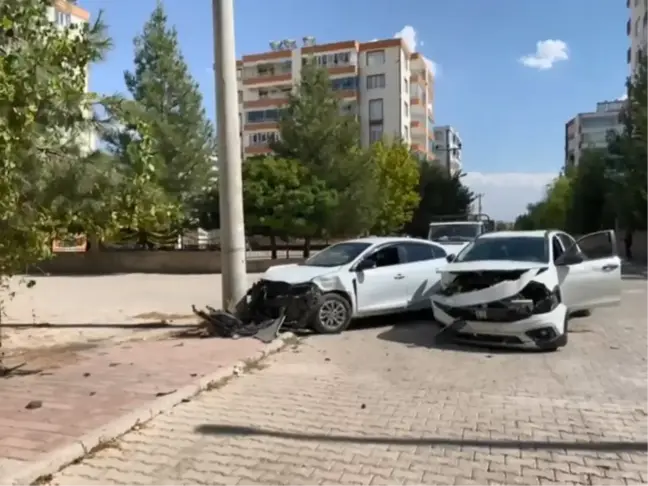 Diyarbakır'da Kafa Kafaya Çarpışan Otomobillerde 3 Kişi Yaralandı