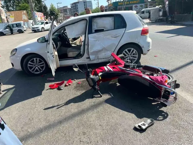 Hatay'da otomobil ile motosikletin çarpışması sonucu 2 kişi yaralandı