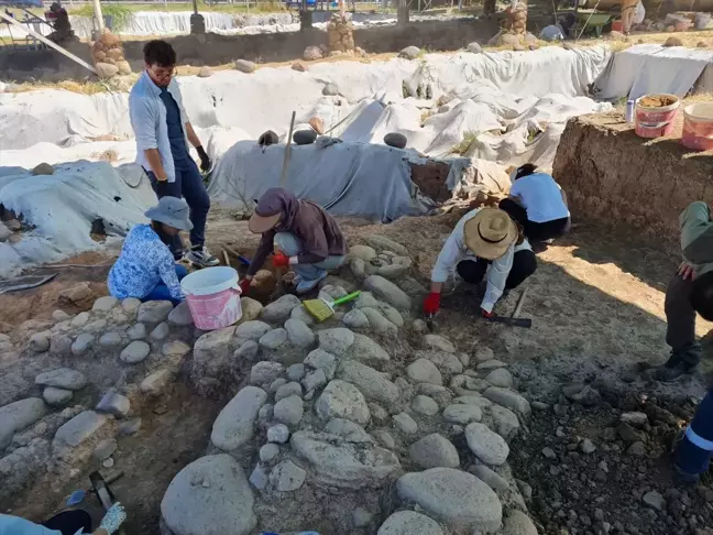 İzmir'deki Yassıtepe Höyüğü'nde 5 Bin Yıllık Depo Yapısı Bulundu