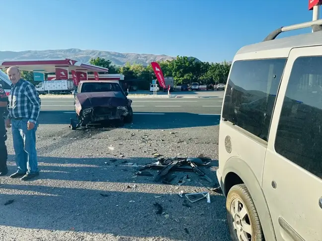 Malatya'da otomobil ile hafif ticari araç çarpıştı, 2 kişi yaralandı