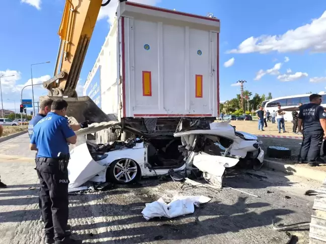 Amasya'da Kırmızı Işıkta Bekleyen Araçların Arasına Dalan Otomobilde 1 Kişi Hayatını Kaybetti