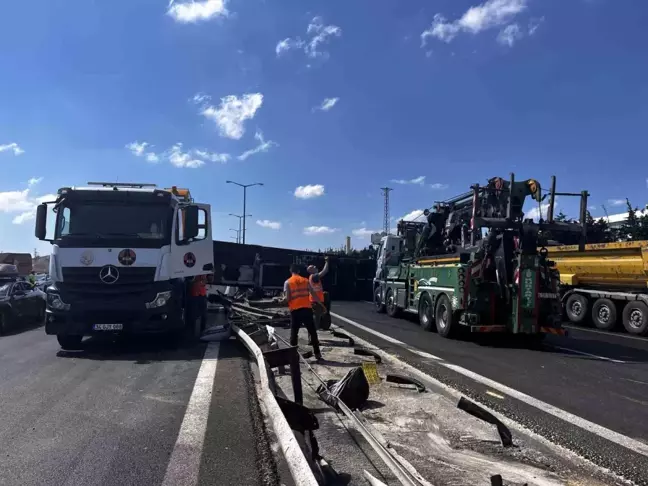 TEM Otoyolu'nda Tır Devrildi: 2 Yaralı