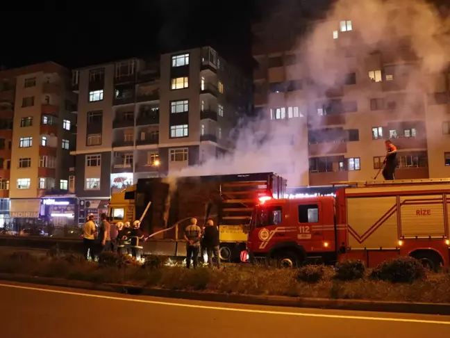 Rize'de karton yüklü TIR'ın dorsesi yandı