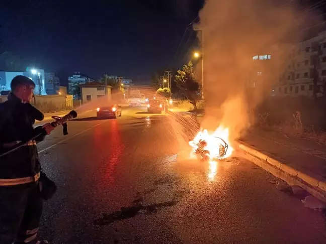 Hatay'da seyir halindeyken yanmaya başlayan motosiklet kullanılmaz hale geldi