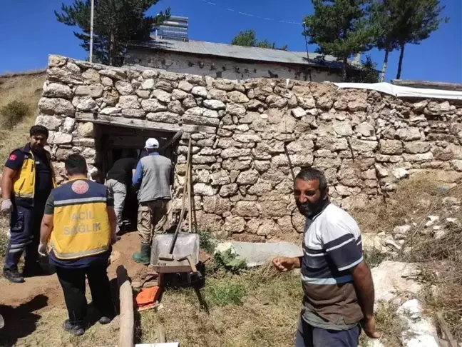 Sivas'ta ahır çatısı çöktü, toprak altında kalan kişi kurtarıldı