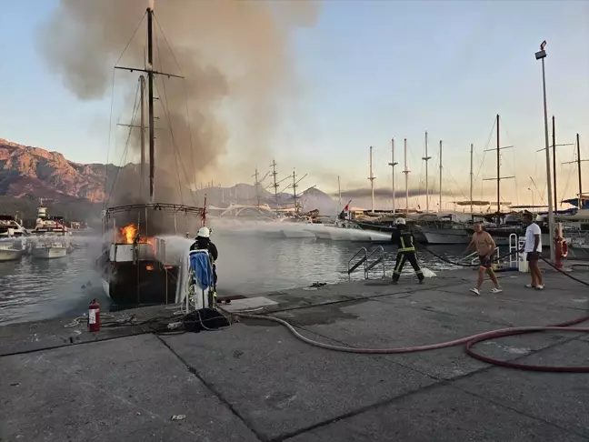 Antalya'nın Kemer ilçesinde gezi teknesi yandı