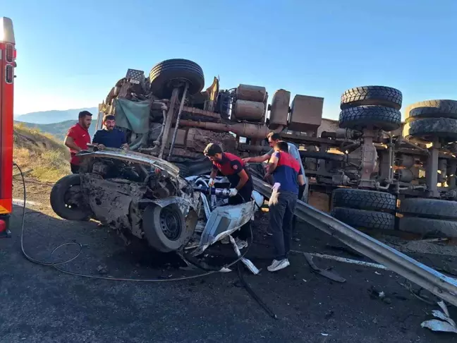 Bingöl'ün Genç ilçesinde kamyon ile otomobil çarpıştı: 3 yaralı