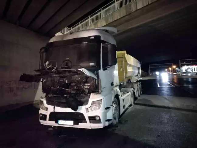 Çekmeköy-Şile Otoyolu'nda Hafriyat Kamyonu Alev Alev Yandı