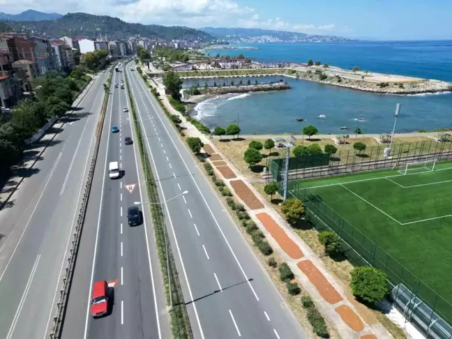 Trabzon'da Fındık Üreticileri Karadeniz Sahil Yolu'nu Harmana Çevirdi