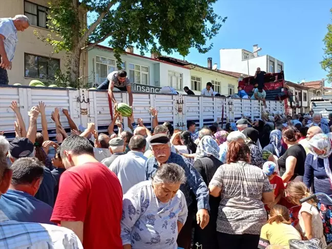 Tokat'ın Zile ilçesinde üretici vatandaşlara tır dolusu karpuz ücretsiz dağıttı