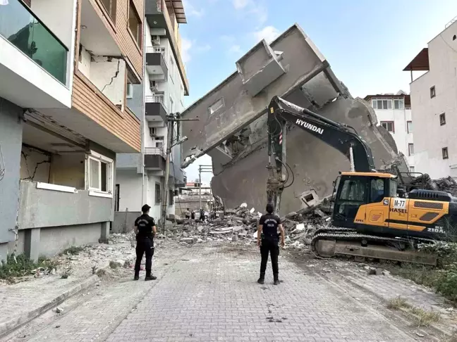 Hatay'da kontrollü yıkım sırasında bina devrildi