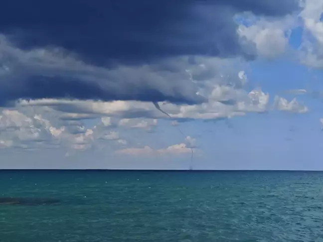 Samsun'un Yakakent ilçesinde denizde hortum oluştu