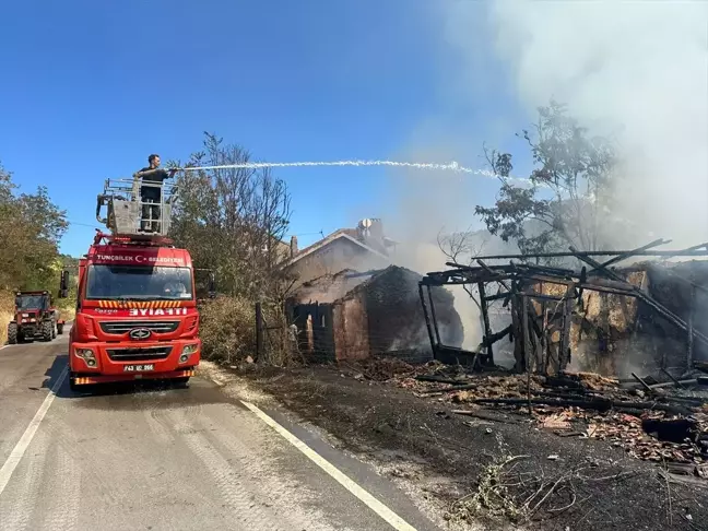 Tavşanlı'da çıkan yangında iki ev zarar gördü