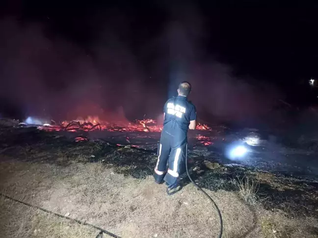 Malatya'nın Darende ilçesinde yangında 5 ton kayısı odunu küle döndü