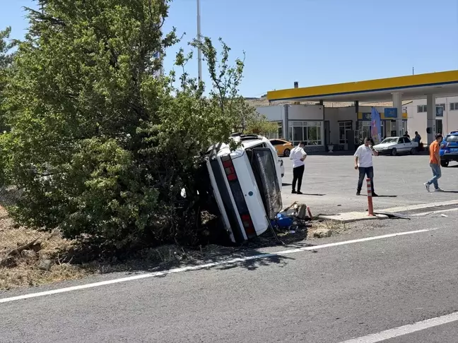 Nevşehir'de otomobil refüje çarptı: 5 yaralı