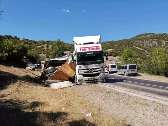 Tokat'ta kontrplak yüklü tır devrildi, 1 kişi yaralandı