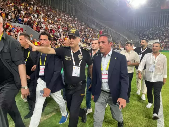 Göztepe Taraftarı Fenerbahçe Başkanı Ali Koç'u İterek Düşürdü