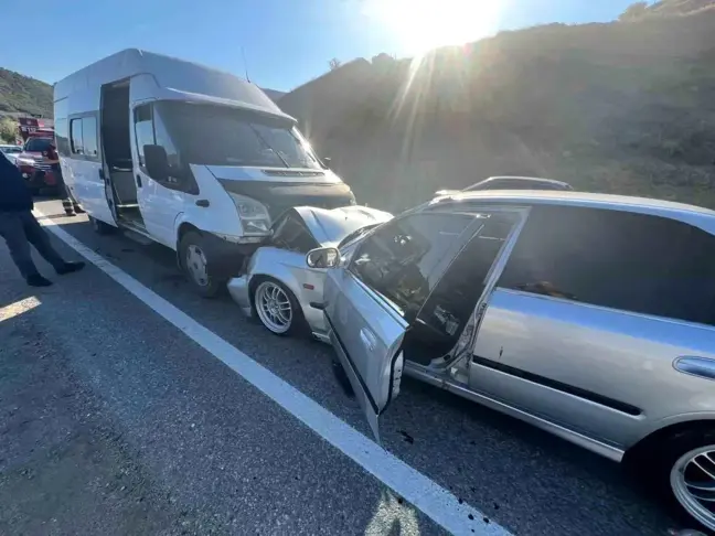 Amasya'da tarım işçilerini taşıyan minibüs ile otomobil çarpıştı: 14 yaralı