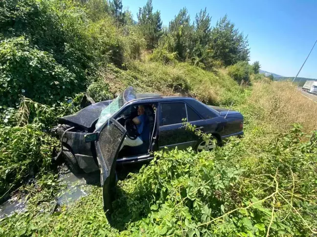 TEM Otoyolu'nda otomobil şarampole devrildi: 1 ölü, 1 yaralı