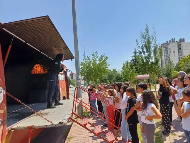 Kayseri Büyükşehir Belediyesi İtfaiye Daire Başkanlığı Gençlere Yangın Eğitimi Veriyor