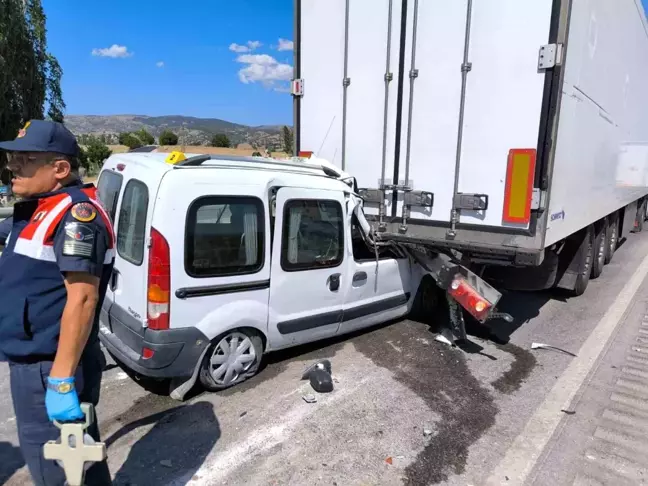 Amasya'da Tırın Dorsesine Çarpan Araç Sürücüsü Hayatını Kaybetti