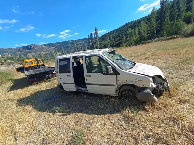 Amasya'da hafif ticari araç şarampole devrildi, 3 kişi yaralandı