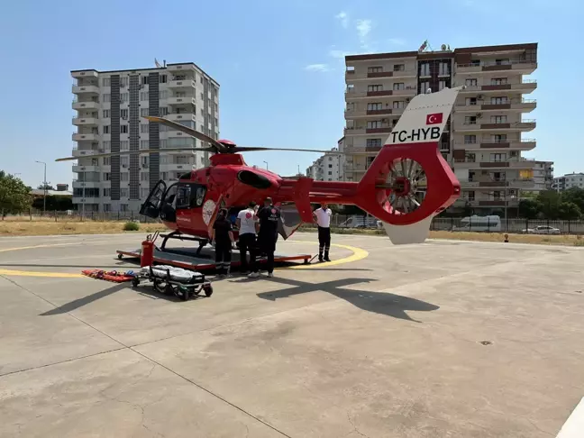 Diyarbakır'da araç çarpması sonucu yaralanan yaşlı kadın ambulans helikopterle hastaneye sevk edildi