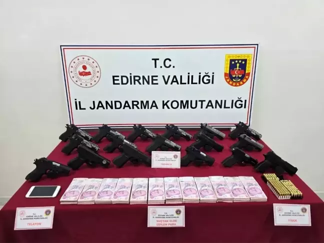 Edirne'de yapılan aramada çok sayıda silah, mermi ve para ele geçirildi