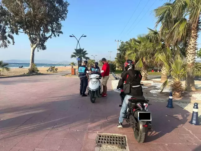 Kuşadası'nda Bisiklet Yolunda Motorlu Araçlara Cezai İşlem