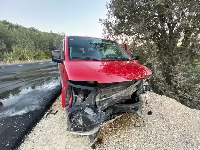 Bolu'da Otomobil ile Panelvan Çarpışması: 1 Ölü, 1 Yaralı