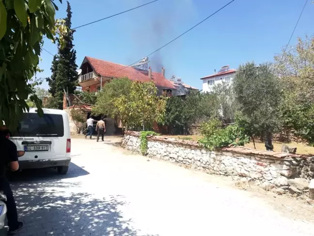 Uşak'ın Eşme ilçesinde evin yanındaki depoda çıkan yangın kısa sürede söndürüldü