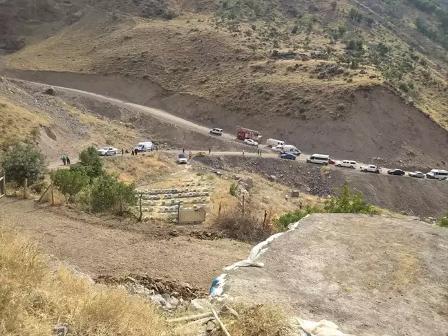 Hakkari'de Kamyonet Şarampole Devrildi: 7 Yaralı