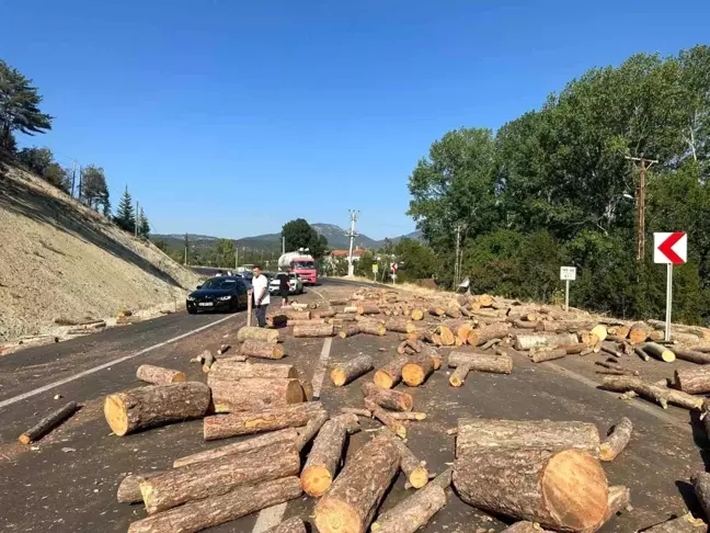 Bolu'da Kamyonun Kasasından Düşen Odunlar Trafiği Aksattı