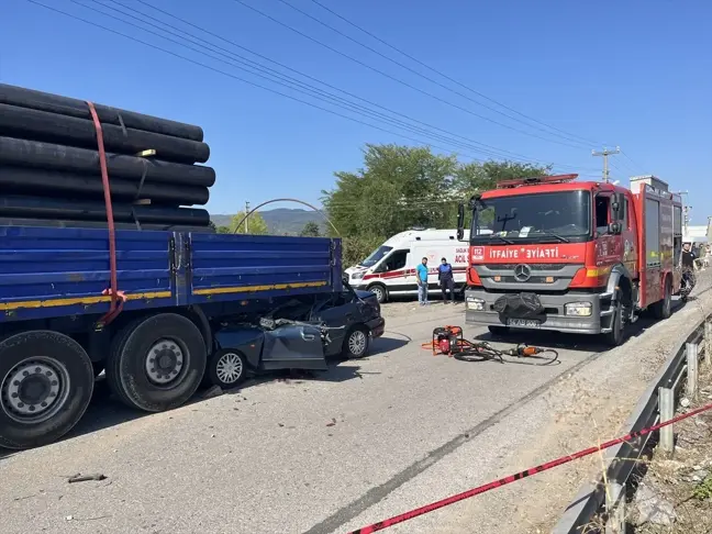 Sakarya'da park halindeki tıra arkadan çarpan otomobilin sürücüsü hayatını kaybetti