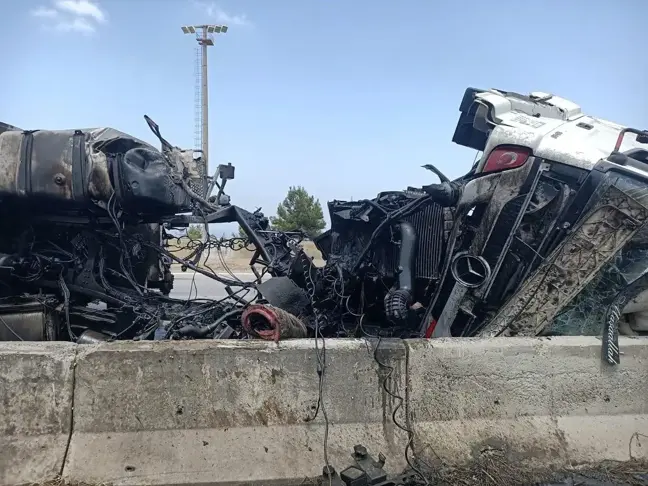 Hatay'da tır devrildi, sürücü hafif yaralandı