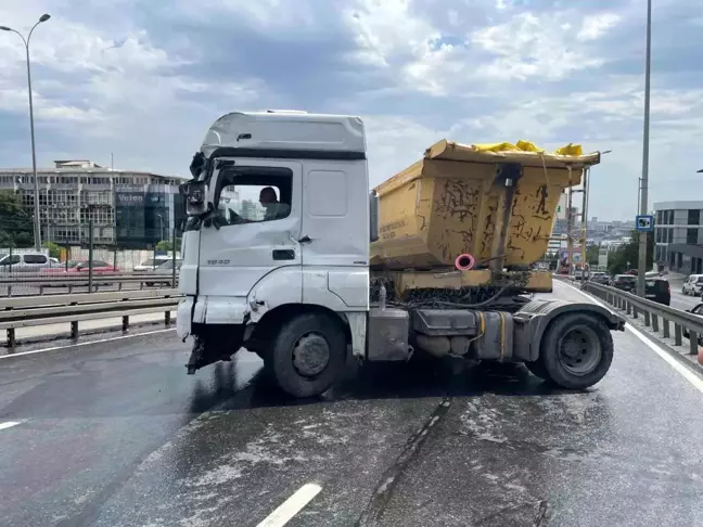 İstanbul Beylikdüzü'nde Yağış Nedeniyle Zincirleme Kaza: 2 Yaralı