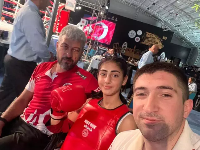 Muaythai'de dünya ikincisi olan çiftçi kızı tarlada şeftali hasadı yapıyor