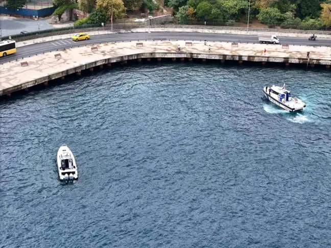 İstanbul Sarıyer'de Boğazda Teknenin Batması Sonucu Kaybolan Kişiyi Arama Kurtarma Çalışmaları Görüntülendi