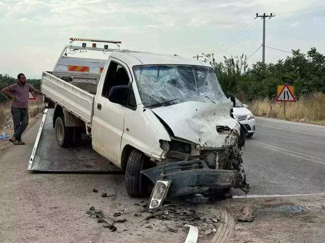 İznik'te tır ile kamyonet çarpıştı: 3 yaralı