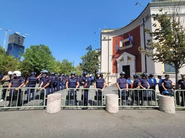 Tiran Belediye Başkanı'na istifa çağrıları ve yolsuzluk protestoları devam ediyor