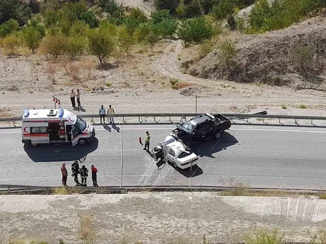 Denizli'de kafa kafaya çarpışan otomobillerde 1 ölü, 3 yaralı