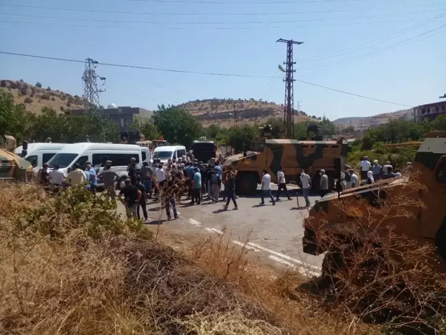 Mardin'de elektrik şirketi ekibinin yolu kesildi