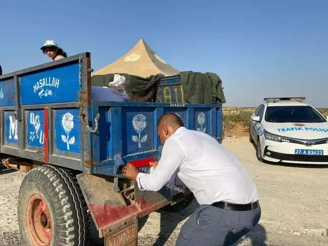 Nizip Belediyesi Traktör Kazalarının Önüne Geçmek İçin Reflektör Dağıtımı Yaptı