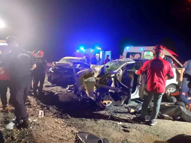 Rize İkizdere'de kafa kafaya çarpışan otomobillerde 2 ölü, 6 yaralı