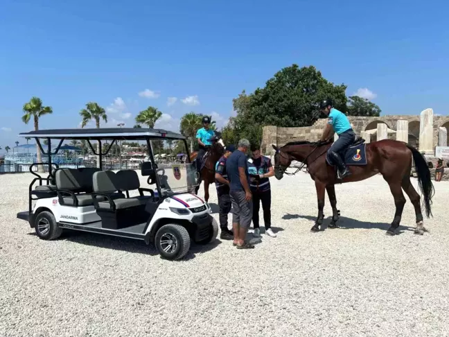 Antalya'da Atlı Jandarma Ekipleri Sahil ve Plajların Güvenliğini Sağlıyor