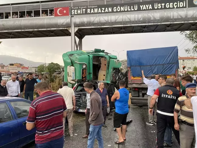 Dinar'da Zincirleme Trafik Kazası: 2 Ölü, 12 Yaralı