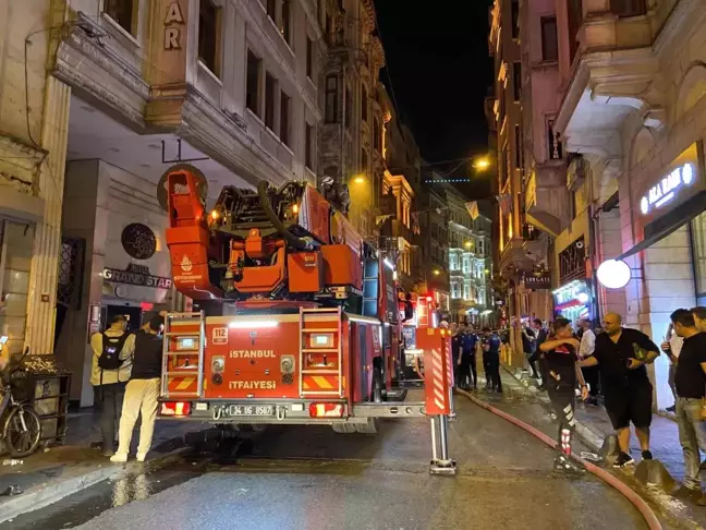 Beyoğlu'nda 9 Katlı Otelin Bodrum Katında Yangın Çıktı